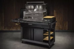 Holzpelletgrill Traeger Timberline XL INT, Schwarz -Camping Lieferungen Timberline XL 2021 Hero Angled 001 11 24576