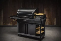 Holzpelletgrill Traeger Timberline XL INT, Schwarz | Ausstellungsstück -Camping Lieferungen Timberline XL 2021 Hero Angled 002 10 28679