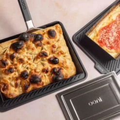 Ooni Detroit Pizzablech, Medium 19 Ooni Detroit Pizzablech, Medium -Camping Lieferungen lecker teig zubereiten mit ooni pizzablech edelstahldeckel pizza backen 1000 9 27315