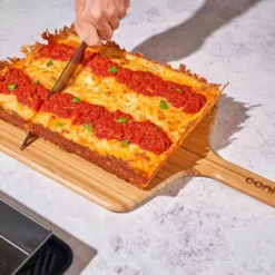 Ooni Detroit Pizzablech, Medium 18 Ooni Detroit Pizzablech, Medium -Camping Lieferungen pizza klassiker aus den usa einfach zubereiten mit ooni zubehoer edelstahlpizzablech mit deckel 1000 8 27315